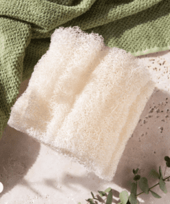 éponge luffa pour le soin du corps. En fibre végétale, cet accessoire zéro déchet est idéal en soin gommant, à utiliser avec votre savon artisanal. Dur de long mois et en fin de vie vous pouvez le composter.