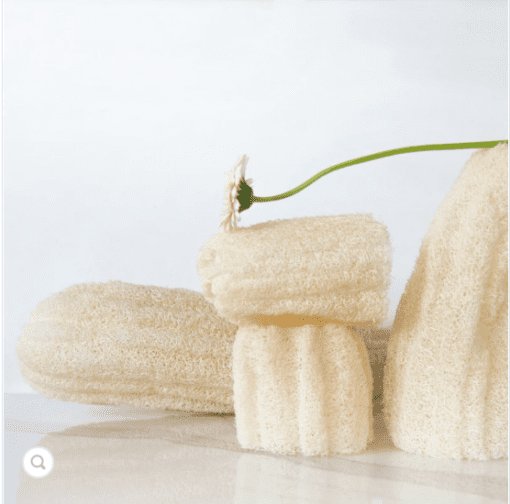 éponge luffa pour le soin du corps. En fibre végétale, cet accessoire zéro déchet est idéal en soin gommant, à utiliser avec votre savon artisanal. Dur de long mois et en fin de vie vous pouvez le composter.