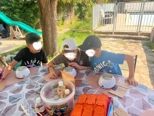 Atelier créatif pour enfant. Durant cet atelier d'une heure à une heure trente, l'enfant va réaliser un savon personnalisé sur mesure. Réalisé avec des ingrédients naturels et sûr pour la santé. Cet atelier est proposé dans l'Hérault, dans le Sud de la France.