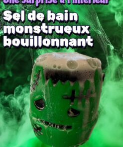 sel de bain naturel et fait main pour enfants en forme de tête de monstre , libérant une mousse amusante dans l'eau. Une surprise se cache à l'intérieur à la fin du jeu. Fait main, artisanal.