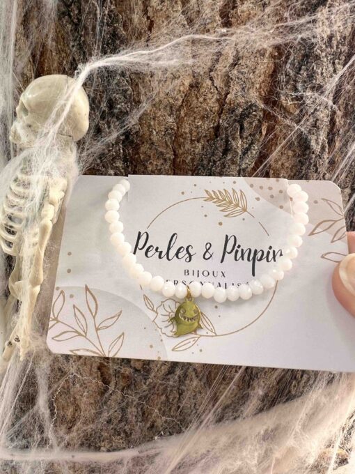 coffret artisanal halloween avec trois savons à l'argile ou au lait et aux huiles essentielles. Avec un bracelet fantaisie exclusif fait main