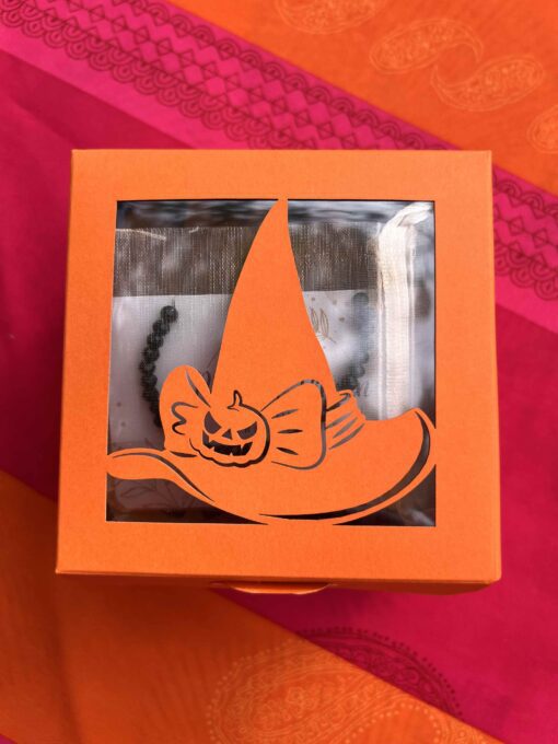 coffret artisanal halloween avec trois savons à l'argile ou au lait et aux huiles essentielles. Avec un bracelet fantaisie exclusif fait main