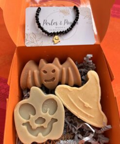 coffret artisanal halloween avec trois savons à l'argile ou au lait et aux huiles essentielles. Avec un bracelet fantaisie exclusif fait main