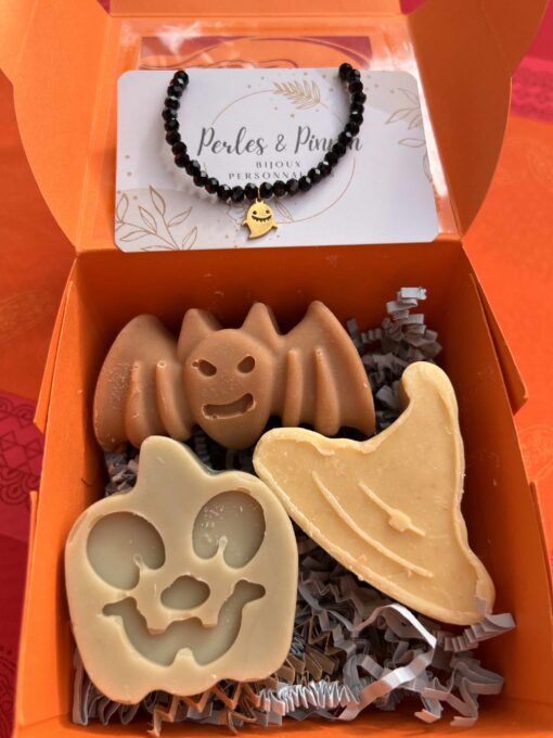 coffret artisanal halloween avec trois savons à l'argile ou au lait et aux huiles essentielles. Avec un bracelet fantaisie exclusif fait main