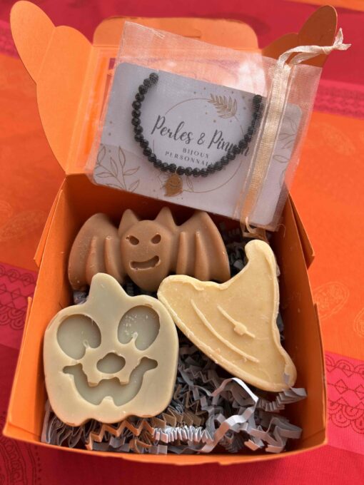 coffret artisanal halloween avec trois savons à l'argile ou au lait et aux huiles essentielles. Avec un bracelet fantaisie exclusif fait main