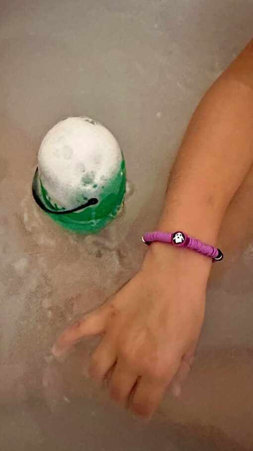 sel de bain naturel et fait main pour enfants en forme de tête de monstre , libérant une mousse amusante dans l'eau. Une surprise se cache à l'intérieur à la fin du jeu. Fait main, artisanal.