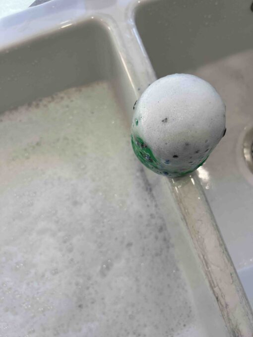 sel de bain naturel et fait main pour enfants en forme de tête de monstre , libérant une mousse amusante dans l'eau. Une surprise se cache à l'intérieur à la fin du jeu. Fait main, artisanal.